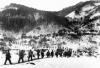 17志愿军在冰天雪地的山区向长津湖战场前进，迎战美军陆战一师